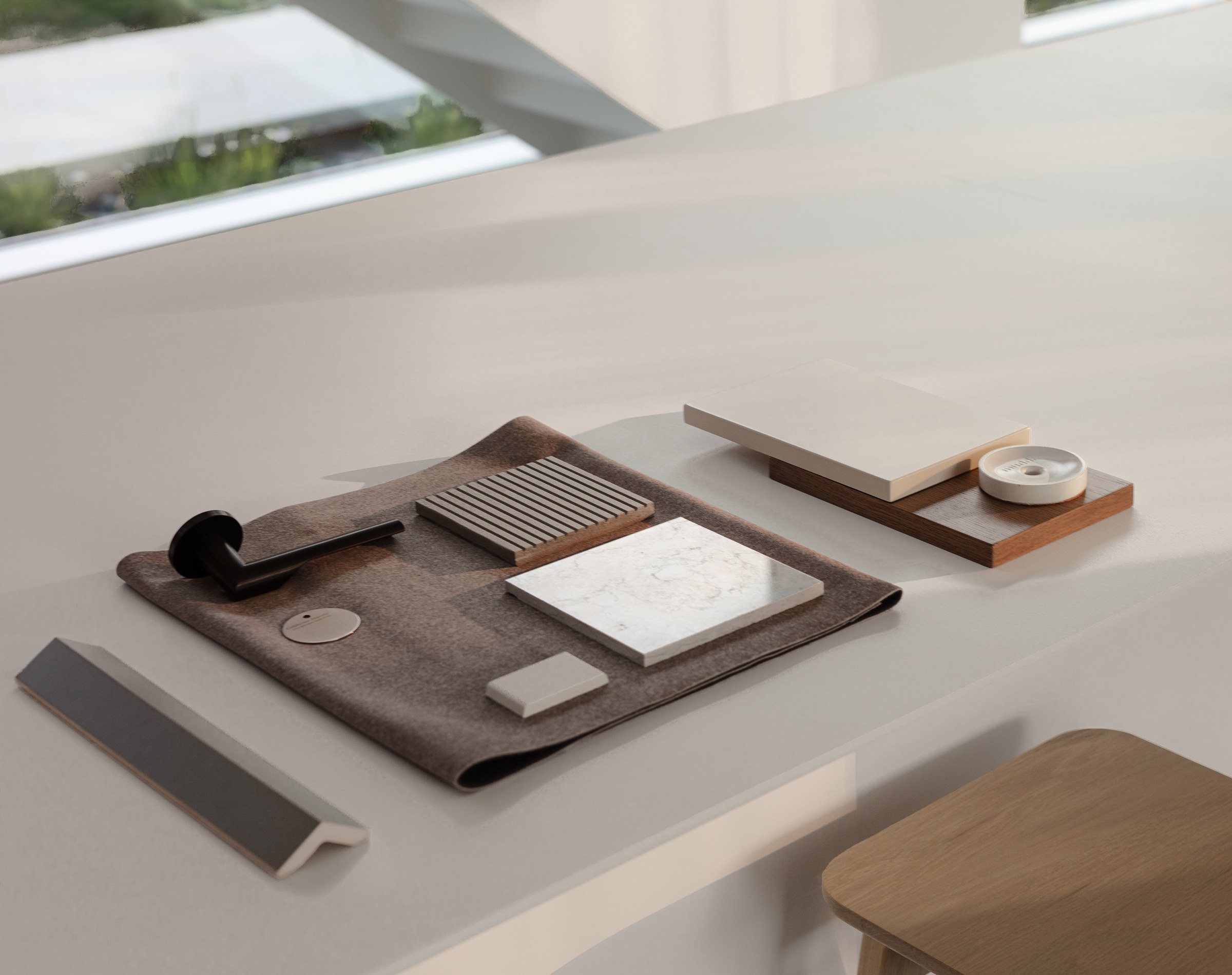 Échantillons de pierre, de bois et de finitions rapprochés sur une table