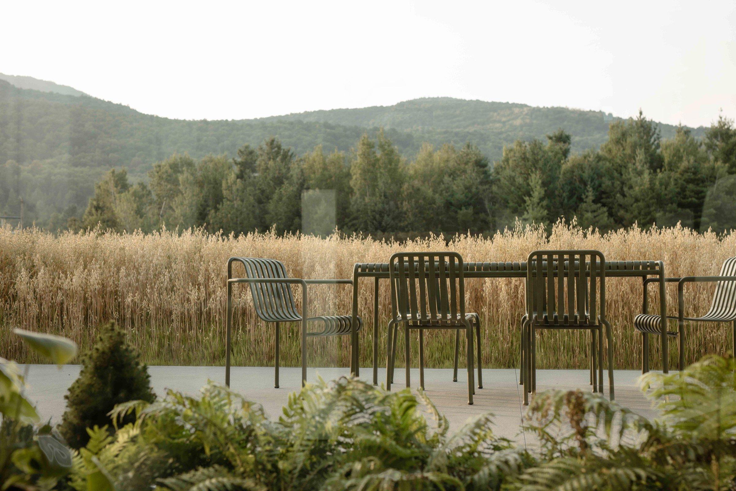 La terrasse de l’atelier, ouverte sur le paysage des Cantons-de-l’Est