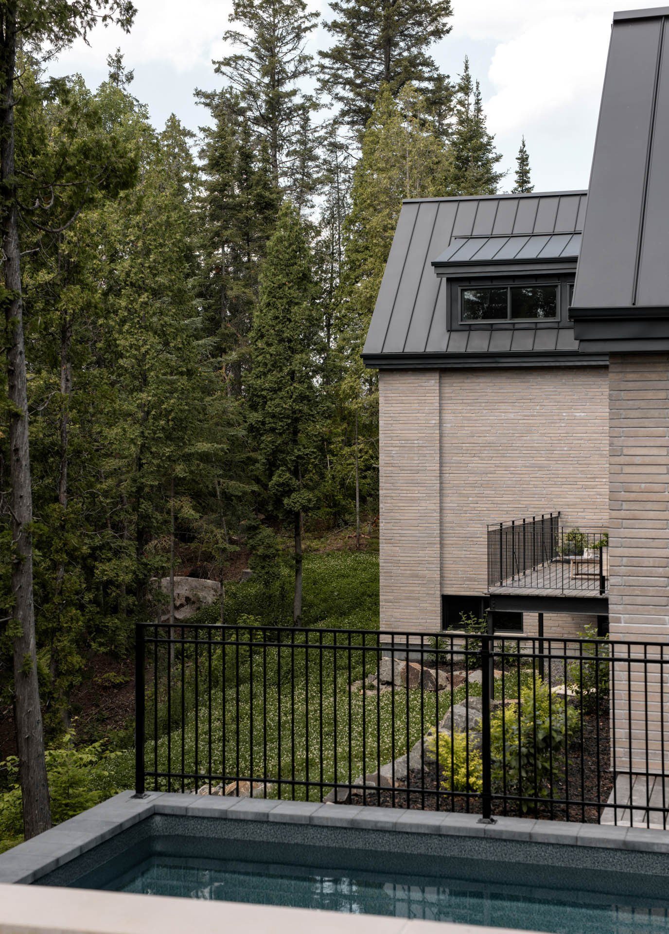 Sur le Ruisseau — 01